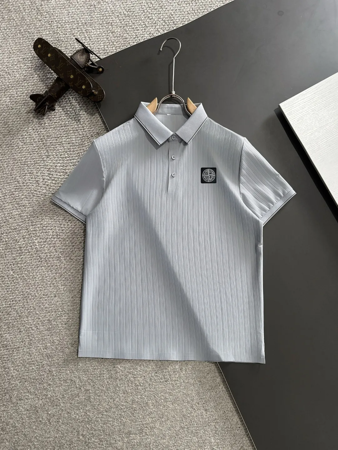 🅿️330 shipped next day, high quality Stone lsland/Stone Island 25ss spring and summer new high-definition POLO lapel T-shirt. Made with machines imported from Italy. It is truly the most luxurious and high-quality product. It is made of combed and heavyweight fabrics. High-strength and high-weight fabrics feel substantial when weighed. The upper body is also more textured than ordinary T-shirts and is not easy to deform. This texture can cope with the weather. It absorbs sweat and is breathable, suitable for both hot and cold! Perfectly produced with reference to the original stitch and stitch! The loose fit design is super noble. Custom-woven signature ribbed collar, cuffs, and hem. Really rare and rare goods Size: M-XXXL